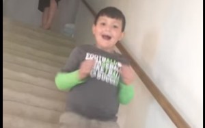 ¡Maravilloso momento! Mira la reacción de un niño al saber que ha vencido al cáncer (VIDEO)
