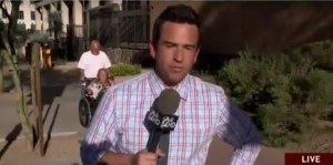 Periodista hacía un reportaje en vivo mientras a sus espaldas pasó esto (VIDEO)