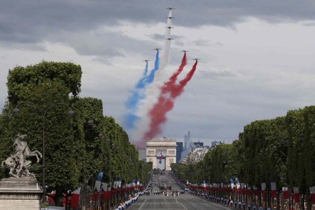 Alpha jets from the Patrouille de France fly in an 'Eiffel Tower' formation over the Champs Elysees at the start of the traditional Bastille Day military parade in Paris, France, July 14, 2016.  REUTERS/Benoit Tessier    TPX IMAGES OF THE DAY