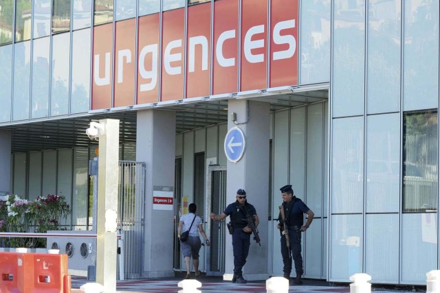 Armed French police secure the entrance to the Pasteur Hospital the day after a truck ran into a crowd at high speed killing scores and injuring more who were celebrating the Bastille Day national holiday in Nice, France, July 15, 2016. REUTERS/Jean-Pierre Amet
