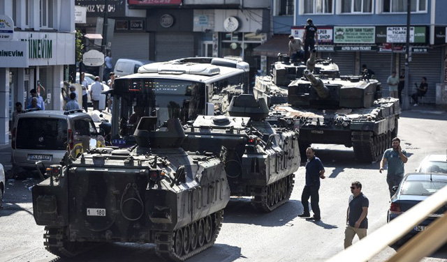 This picture taken on July 16, 2016 shows abandonned tanks in the street after police took over the military position at the Anatolian side at Uskudar in Istanbul. President Recep Tayyip Erdogan urged Turks to remain on the streets on July 16, 2016, as his forces regained control after a spectacular coup bid by discontented soldiers that claimed more than 250 lives. Describing the attempted coup as a "black stain" on Turkey's democracy, Yildirim said that 161 people had been killed in the night of violence and 1,440 wounded. / AFP PHOTO / BULENT KILIC