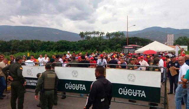 Varios venezolanos chavistas esperan en la frontera su paso a Colombia / Foto: Mario Caicedo