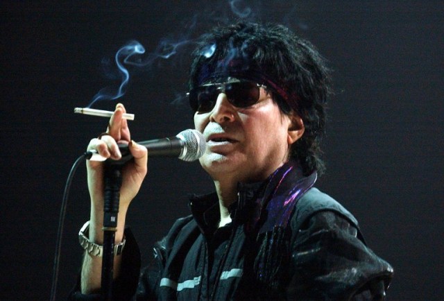 (FILES) This file photo taken on March 5, 2004 shows US singer Alan Vega performs in the western French city of Nantes as part of the I.D.E.A.L. Festival.  According to the family, the singer of iconic New York proto-punk band Suicide passed away peacefully in his sleep July 16, 2016 at the age of 78. / AFP PHOTO / FRANK PERRY