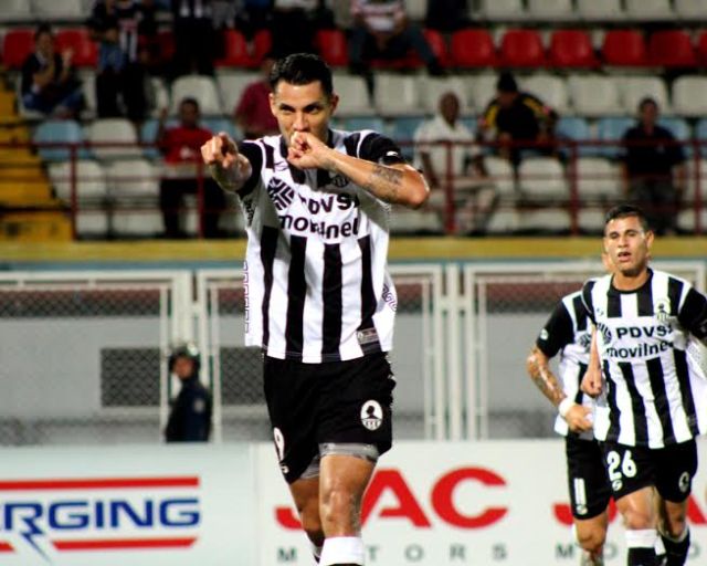 Richard Blanco celebra su gol ante Llaneros. Foto: Prensa Zamora FC