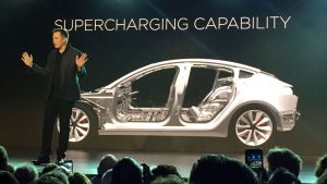 El plan maestro de Elon Musk de Tesla: Camiones autónomos impulsados por el sol