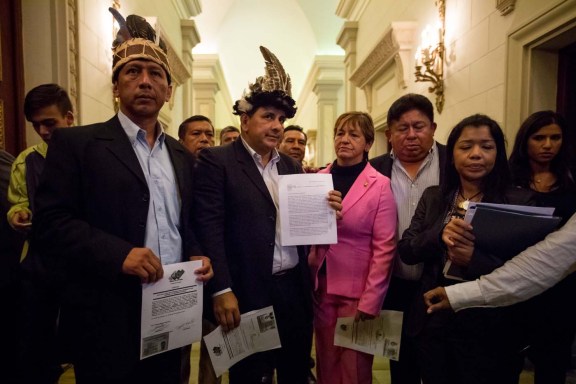 CAR03. CARACAS (VENEZUELA), 21/07/2016.- De izquierda a derecha, los diputados indígenas Romel Guzamana, Julio Ygarza, Nirma Guarulla y Mauligmer Baloa posan en el Palacio Federal Legislativo de la Asamblea Nacional venezolana hoy, jueves 21 de julio de 2016, en la ciudad de Caracas (Venezuela). Los tres diputados indígenas de la oposición venezolana suspendidos por el Tribunal Supremo de Justicia (TSJ) solicitarán hoy la autorización para reincorporarse el próximo jueves al Parlamento, pese a la sentencia que se lo prohíbe y que puede conducir a que el Legislativo sea declarado en desacato. EFE/MIGUEL GUTIÉRREZ