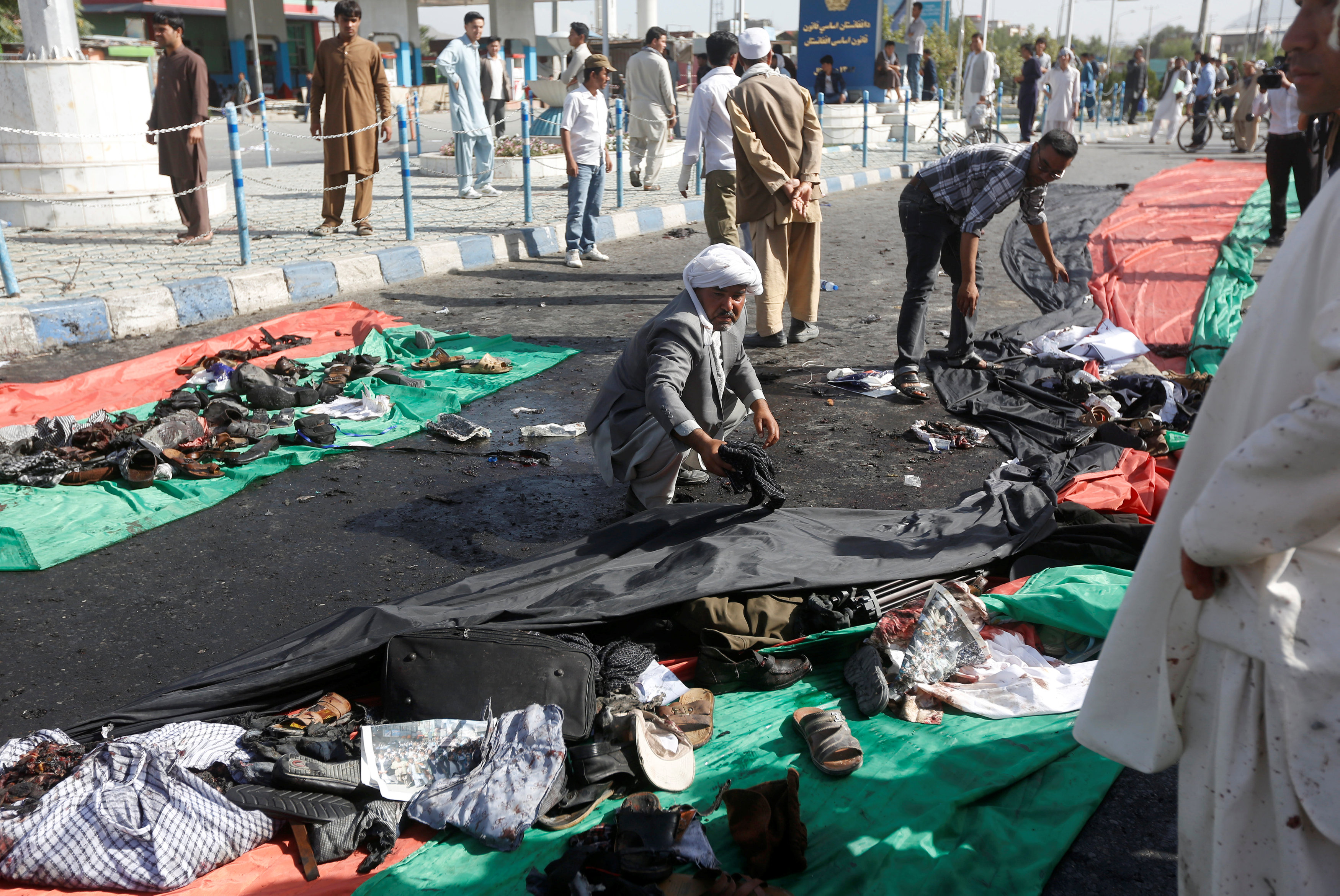 Suicidas del Estado Islámico explotan marcha pacífica en Kabul (80 muertos más de 231 heridos)