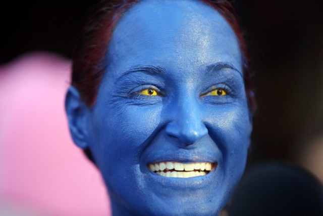 Julie Kay, de Phoenix, Arizona, maquillada como la mística carácter de las películas de X-Men durante la Comic-Con International 2016 en San Diego, California, 21 de julio de 2016. Bill Wechter / AFP