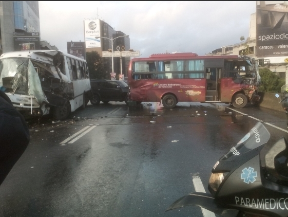 En fotos: El choque de dos autobuses que colapsó la autopista Prados del Este
