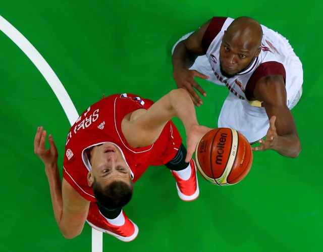 2016 Rio Olympics - Basketball - Preliminary - Men's Preliminary Round Group A Venezuela v Serbia - Carioca Arena 1 - Rio de Janeiro, Brazil - 06/08/2016. Nikola Jokic (SRB) of Serbia and Miguel Ruiz (VEN) of Venezuela fight for ball. REUTERS/Jim Young FOR EDITORIAL USE ONLY. NOT FOR SALE FOR MARKETING OR ADVERTISING CAMPAIGNS.