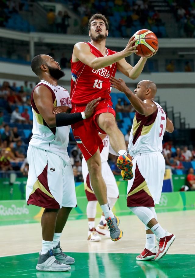 2016 Rio Olympics - Basketball - Preliminary - Men's Preliminary Round Group A Venezuela v Serbia - Carioca Arena 1 - Rio de Janeiro, Brazil - 06/08/2016. Nikola Kalinic (SRB) of Serbia drives between Gregory Echenique (VEN) of Venezuela and Gregory Vargas (VEN) of Venezuela. REUTERS/Jim Young FOR EDITORIAL USE ONLY. NOT FOR SALE FOR MARKETING OR ADVERTISING CAMPAIGNS.