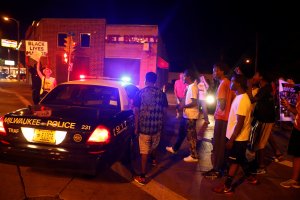Ocho heridos en segunda noche de protesta por violencia policial en Milwaukee