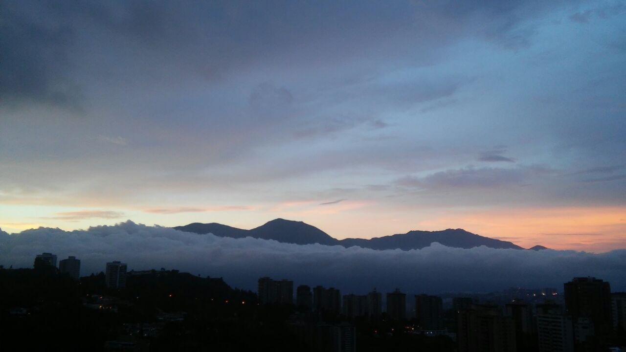 El espectacular atardecer regalo de quincena que nos dio Caracas (foto)