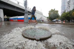 Inundaciones, cortes de calles y río desbordado por lluvias récord en Moscú