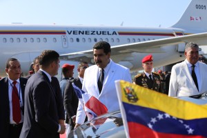 Siguen los viajes en medio de la crisis: Maduro arriba a República Dominicana para investidura de Danilo Medina