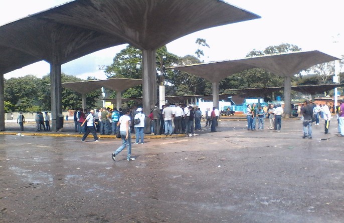 Temporadistas recibieron la Navidad en los pisos del terminal Genaro Méndez