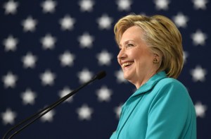 Clinton dice que e-mails y fundación no amenazan su candidatura presidencial