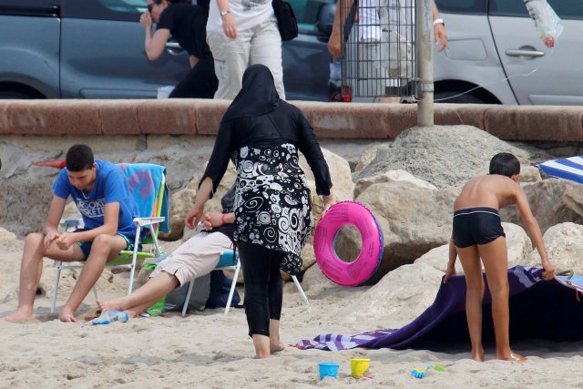 Mujer musulmana usa burkini en playas francesas