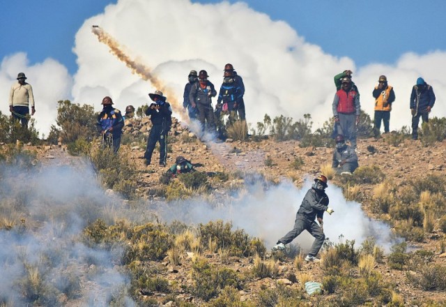 Mineros en protesta se enfrentan con policías antidisturbios en Panduro, al sur de La Paz, Bolivia. 25 de agosto de 2016. Mineros bolivianos levantaron el viernes los bloqueos de rutas que mantenían para exigir cambios en la ley que los regula, horas después de haber sido acusados de golpear a un viceministro hasta asesinarlo y de la muerte de tres manifestantes en medio de enfrentamientos violentos. REUTERS/APG Agency
