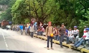 Obreros manifiestan para trabajar en la reparación del Viaducto La Cabrera