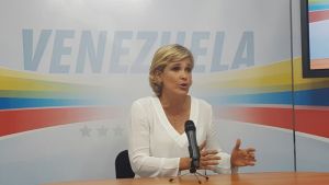 Cinthya Viteri aseguró que ella y su grupo fueron “secuestrados” en Venezuela