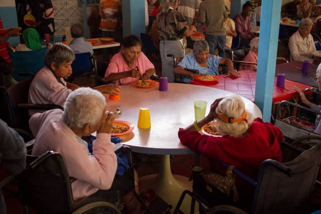 Abuelitos de la Casa Hogar Madre Teresa de Calcuta almorzando. Foto: Miguel González