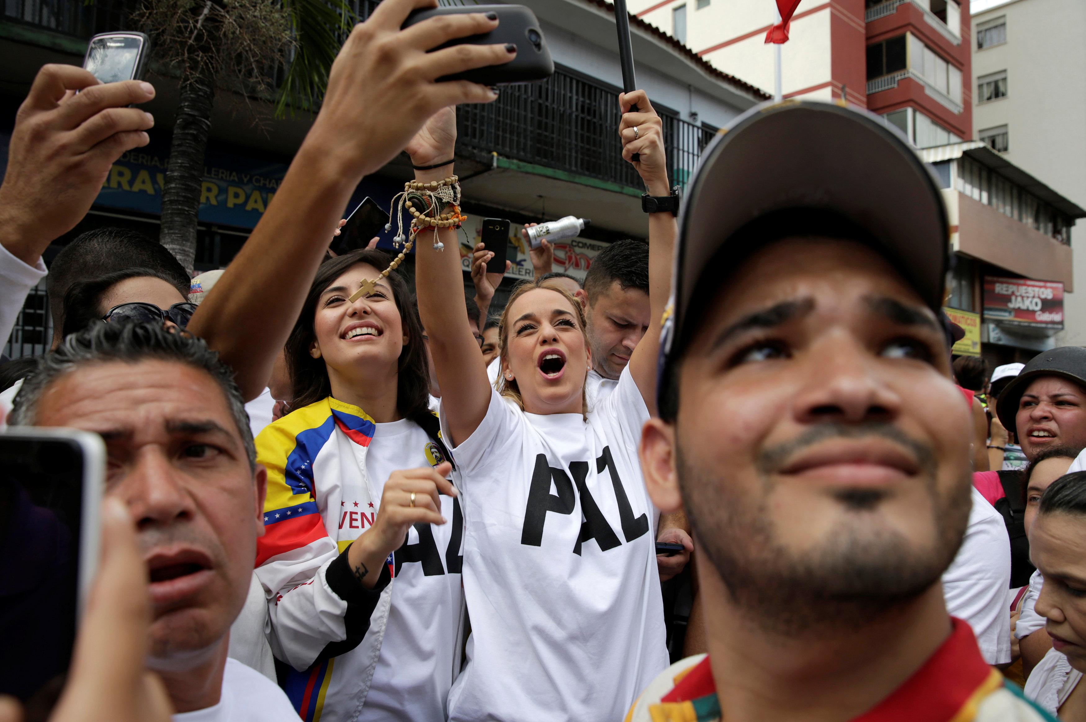 Así llegó Lilian Tintori a la concentración en el oeste de Caracas (fotos y Video)