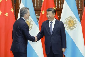 Macri se reúne con Xi y pide “equilibrar” relaciones comerciales con China