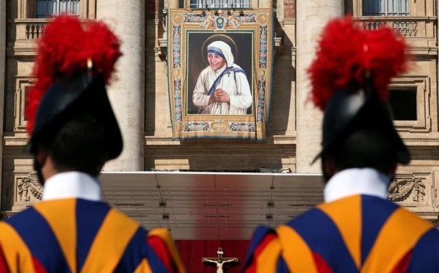 El Papa Francisco proclamó el domingo a la madre Teresa de Calcuta santa de la Iglesia Católica Romana, 19 años después de su muerte. En la imagen, dos miembros de la Guardia Suiza frente a una imagen de la madre Teresa de Calcuta antes de una misa, celebrada por el Papa Francisco, para su canonización en la plaza de San Pedro en el Vaticano, el 4 de septiembre de 2016. REUTERS/Stefano Rellandini