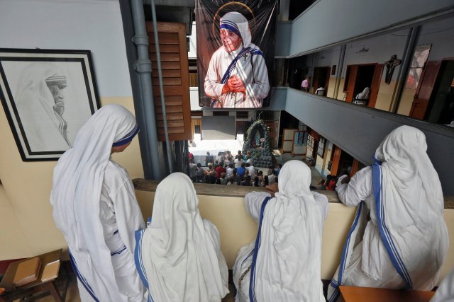 Nuns from the Missionaries of Charity in Kolkata, India, watch a live broadcast of the canonisation of Mother Teresa at a ceremony held in the Vatican, September 4, 2016. REUTERS/Rupak De Chowdhuri