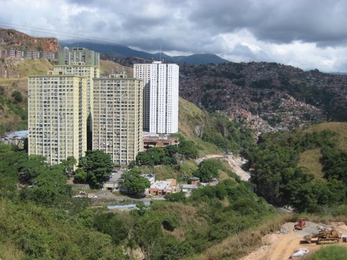 Hallan dos cadáveres en el barrio El Encantado de Petare