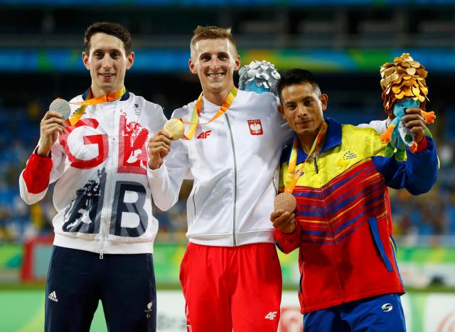 Maciej Lepiato de Poolonia (C) posa con el medallista de plata with Jonathan Broom-Edwards de Gran Bretaña (I) y el venezolano Rafael Uribe. Reuters