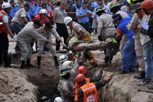 Hallan muerta a una mujer que fue arrastrada el lunes por un río en Honduras