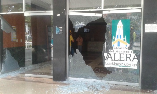 Robo, destrozos y un herido en la Alcaldía de Valera en Trujillo #16Sep