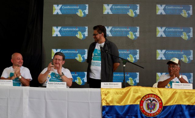 Revolutionary Armed Forces of Colombia (FARC) commander Ivan Marquez receives applause from Carlos Lozada, Pablo Catatumbo and Joaquin Gomez during a news conference at the camp where they prepare to ratify a peace deal with the Colombian government, near El Diamante in Yari Plains, Colombia, September 23, 2016.  REUTERS/John Vizcaino