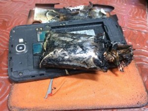 Un teléfono Samsung Note 2 se incendió en pleno vuelo (foto)