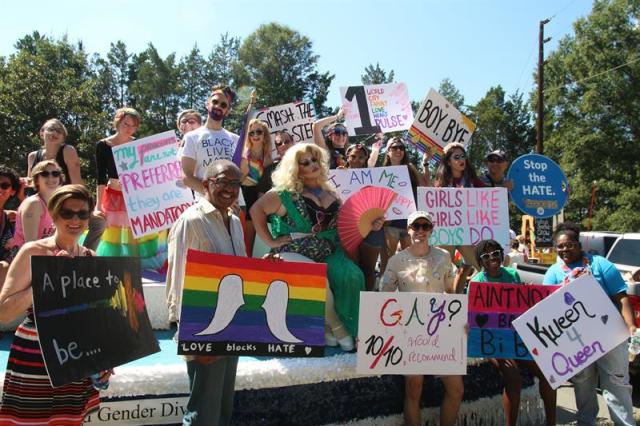  Un grupo de personas participa hoy, 24 de septiembre de 2016, en la celebración del trigésimo segundo festival del Orgullo Gay en la ciudad de Durham, Carolina del Norte (EEUU). EFE