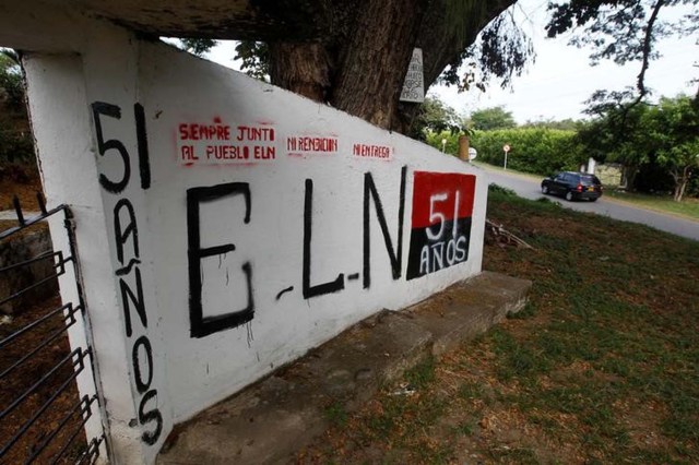 Foto de archivo de un grafiti del Ejército de Liberación Nacional en El Palo, Colombia, feb 10, 2016. El Ejército de Liberación Nacional (ELN), la segunda fuerza guerrillera de Colombia, anunció el domingo un cese de sus acciones ofensivas para facilitar el plebiscito sobre el acuerdo de paz entre el gobierno y las FARC. REUTERS/Jaime Saldarriaga