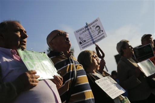 Exjefe FMI llega a juicio en España en medio de protestas