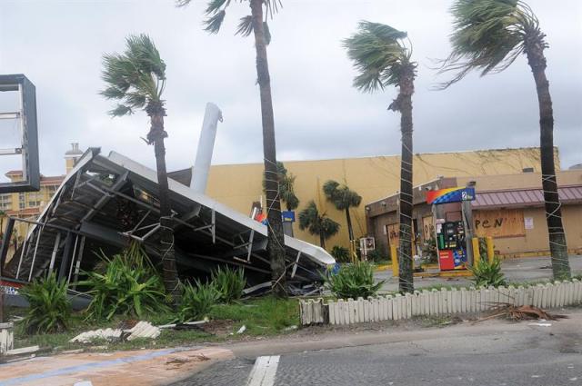 Daños en edificios de Daytona Beach, Florida (Estados Unidos) hoy, viernes 7 de octubre de 2016, por el paso del huracán de categoría Matthew. EFE