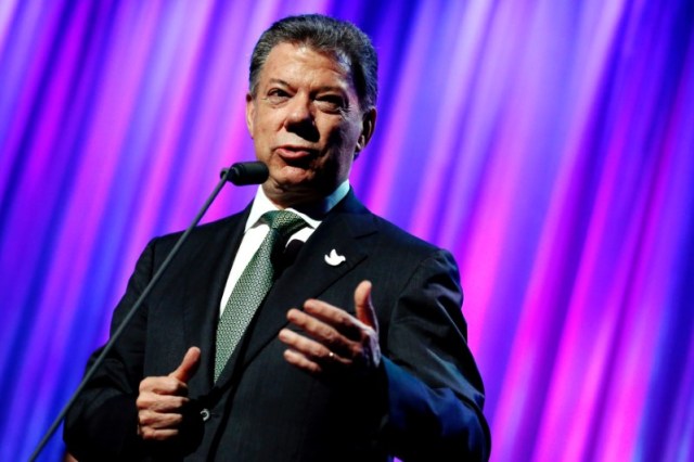 Colombia's President Juan Manuel Santos speaks to guests after receiving the Clinton Global Citizen Award in New York, U.S., September 19, 2016. REUTERS/Eduardo Munoz/File Photo