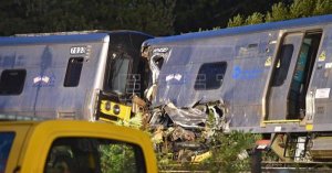 Un tren descarrila en Long Island y deja al menos 30 heridos