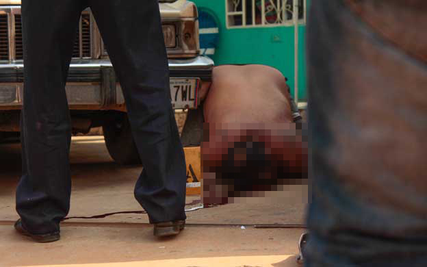 Asesinan a un hombre de rodillas en el frente de su casa en el Zulia