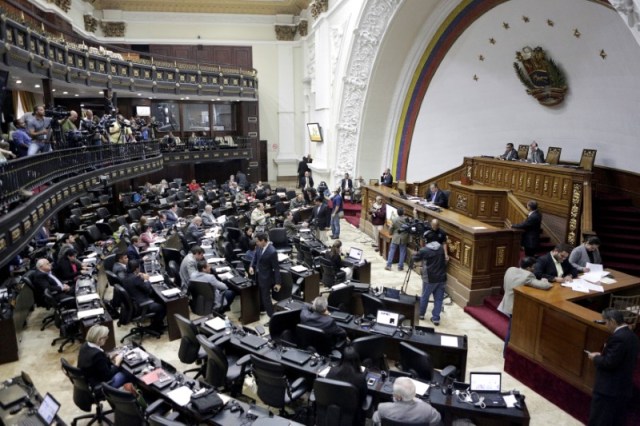 Imagen de archivo de la Asamblea Nacional de Venezuela durante una sesión en Caracas, Venezuela. 20 de abril, 2016. El Congreso de Venezuela, de mayoría opositora, empezó a debatir el domingo si inicia un juicio político contra el presidente Nicolás Maduro por el supuesto quiebre del orden constitucional, luego que la autoridad electoral postergara un referéndum sobre la revocación de su mandato. REUTERS/Marco Bello/File Photo