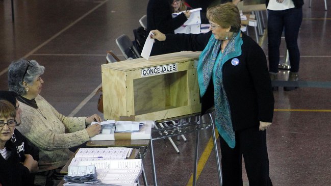 Bachelet olvida la cédula y firmar registro tras votar en elecciones municipales