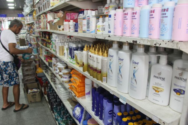 Los clientes prefieren hacer un esfuerzo y adquirir estos productos a tener que pagar precios similares por los regulados a los bachaqueros. Foto: La Verdad de Vargas