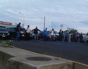 Vecinos de Maiquetía protestaron frente al Puerto de La Guaira por escasez de alimentos