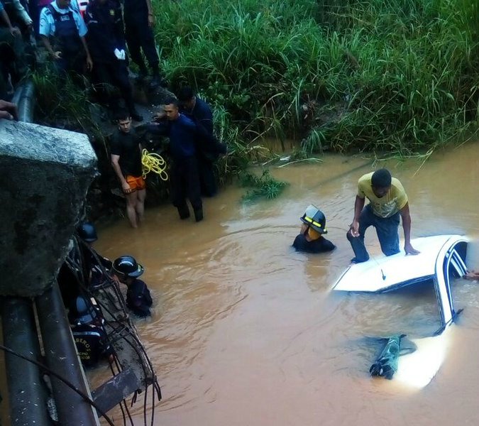 Murió mujer embarazada al caer su carro en río vía Campo Carabobo (Foto)