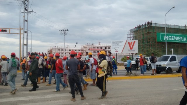 Los trabajadores reclaman el pago del bono de alimentación. / Foto: KARLA MARVAL