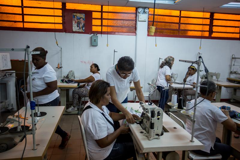 Madres pobres venezolanas aprenden a coser y a montar sus propias empresas